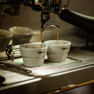 Beim Barista Kurs den Kaffee-Künstlern auf die Finger schauen